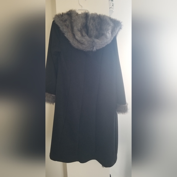 Women's coat ..with a hoodworn only once..large size..35 cotton,75 - Picture 1 of 3